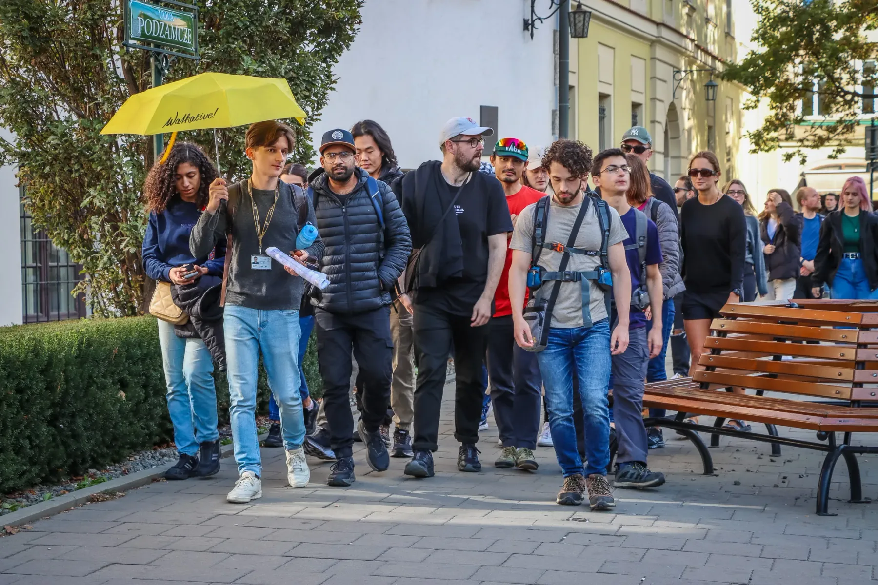 Grupa spacerowa na ulicy Podzamcze w Krakowie