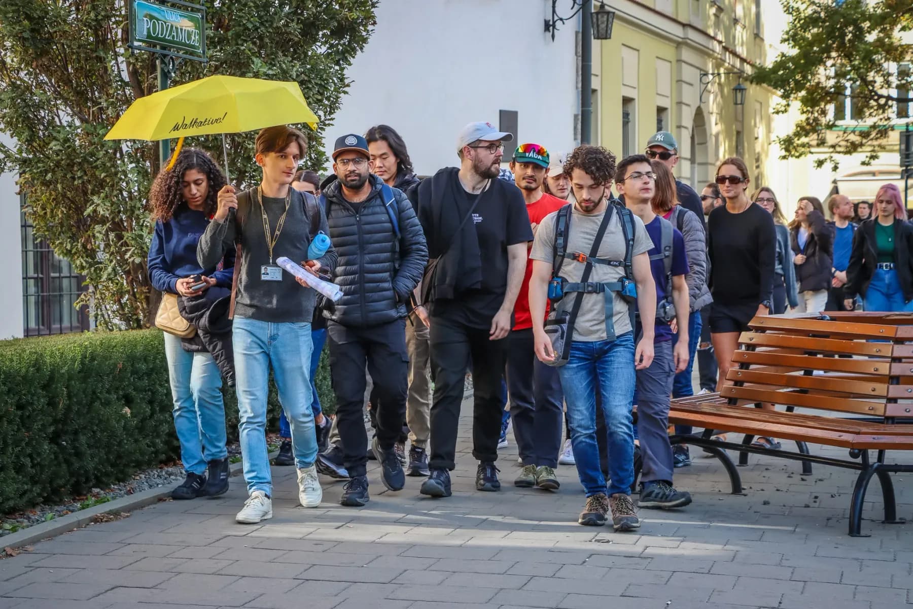 Grupa turystów z przewodnikiem Walkative na ulicy Podzamcze w Krakowie