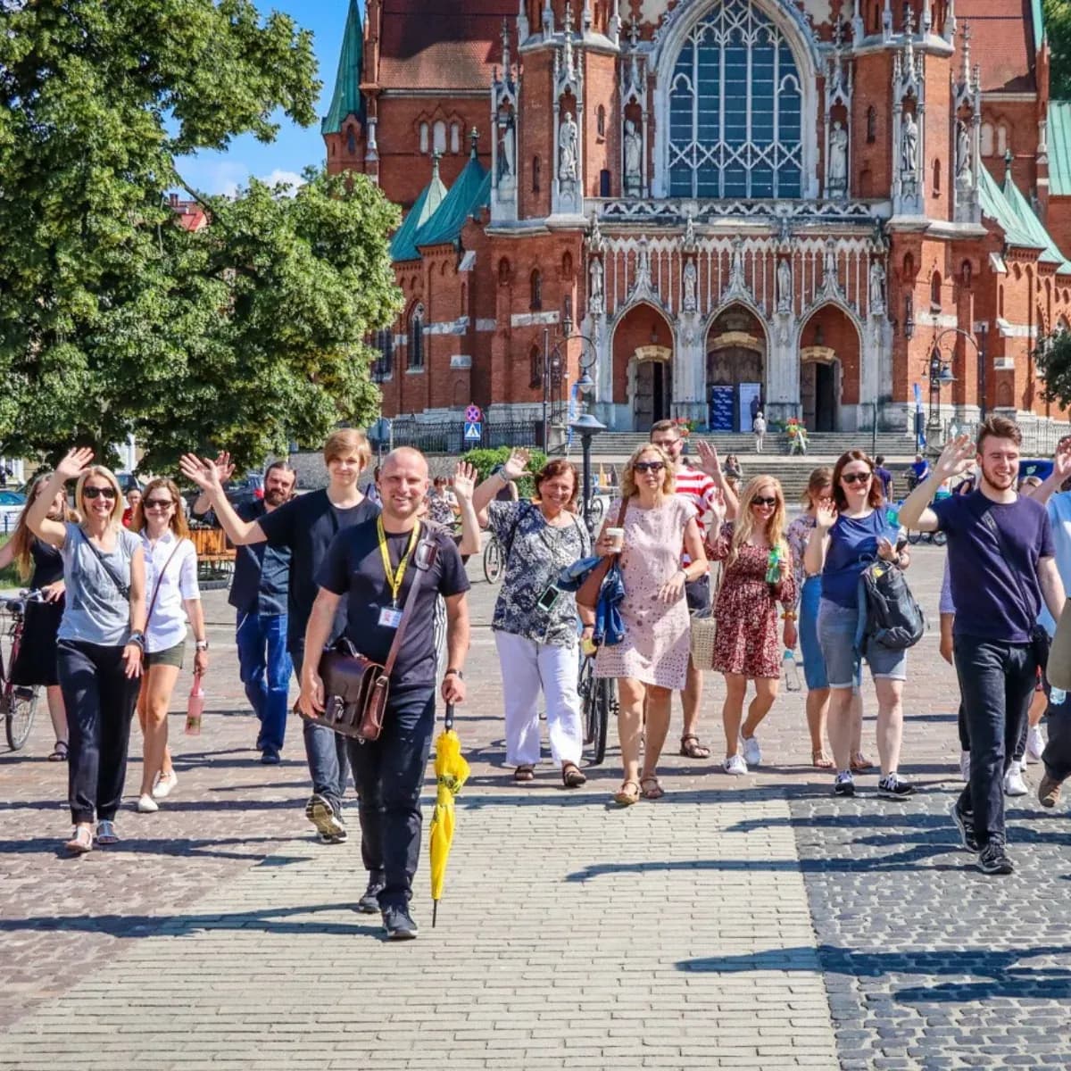 Przewodnik z grupą turystów przed kościołem św. Józefa w Krakowie